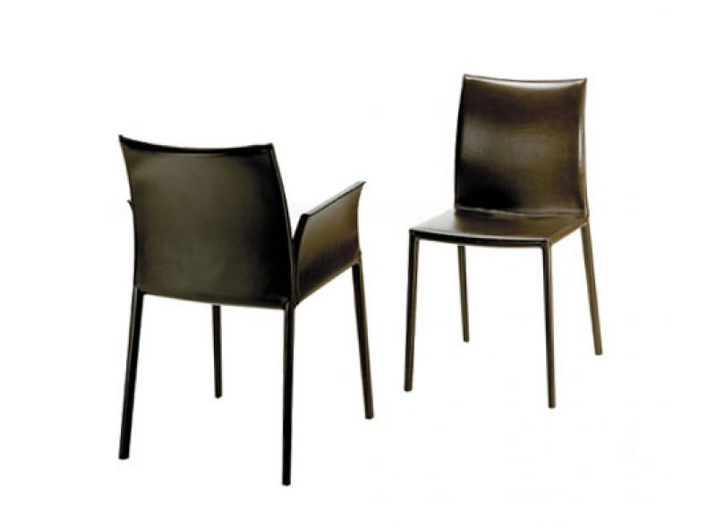 Zwei schwarze Lea Stühle mit Armlehne von Zanotta, Leder, modernes Design.